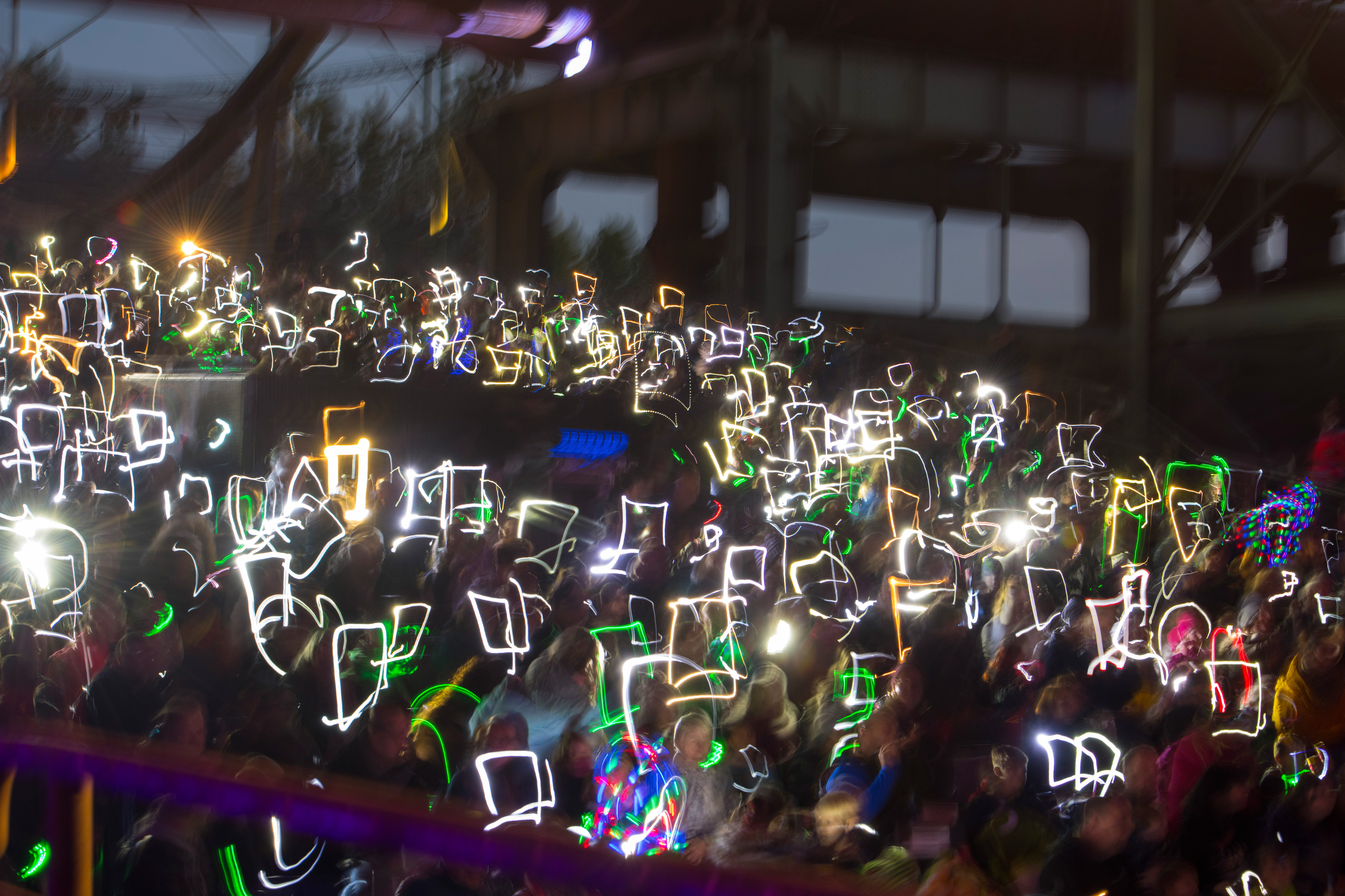 Lichter und Publikum beim Taschenlampenkonzert in der Gießhalle